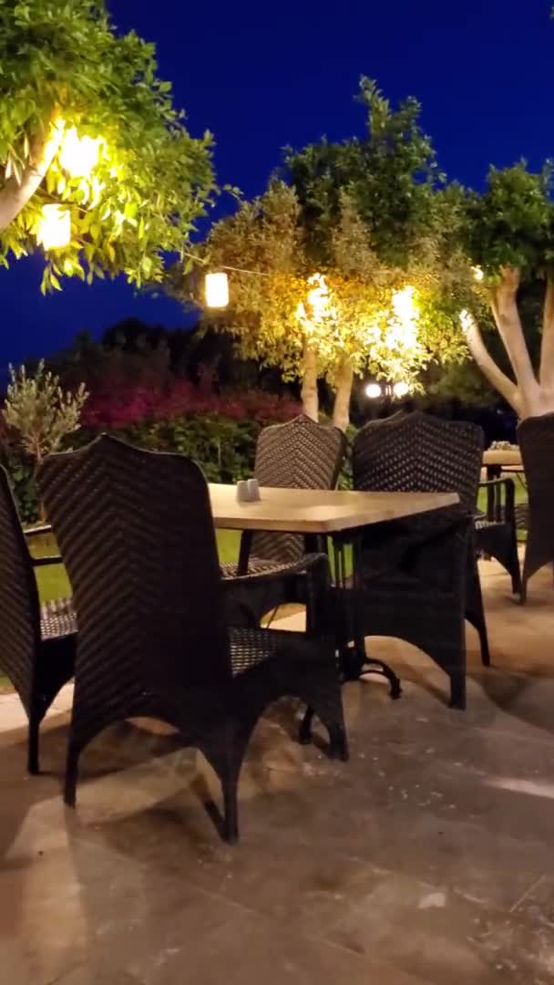 Pan vertikální formát pohled kavárna terasa v noci — Stock video