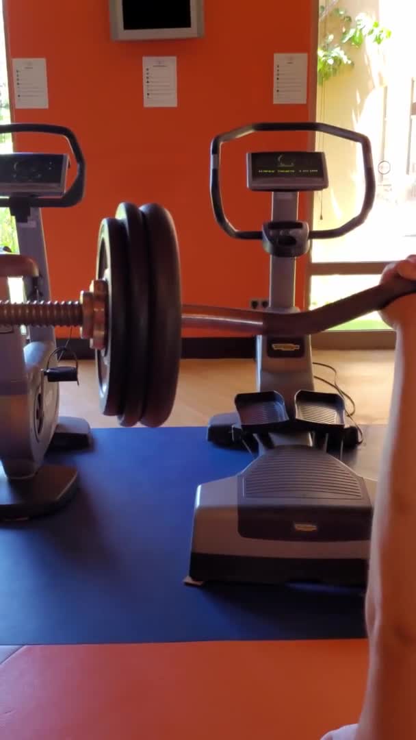Mano de hombre joven haciendo ejercicio en el gimnasio — Vídeos de Stock