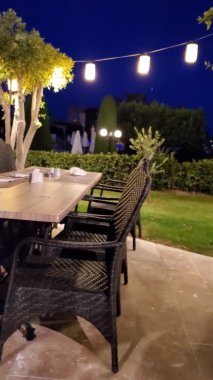 Geceleri dikey format görünümlü kafe terası