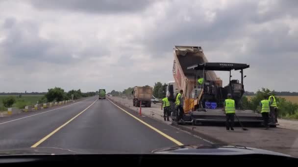 POV rijdende auto langs de snelweg met waarschuwingsborden en wegwerkzaamheden — Stockvideo