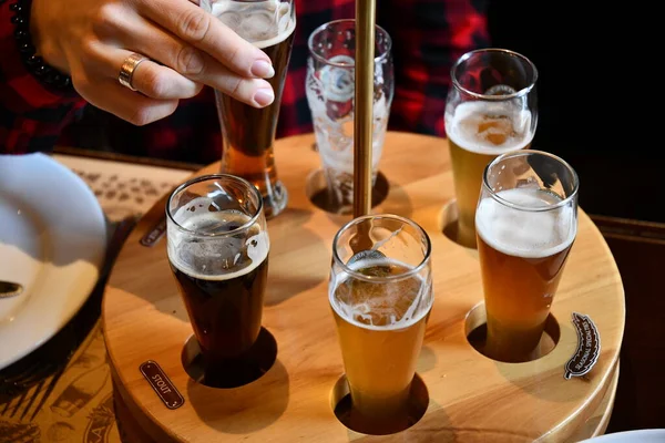 Beer tasting set on wooden tray. — 스톡 사진