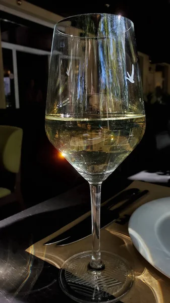 Białe wino w eleganckim szklanym zbliżeniu — Zdjęcie stockowe