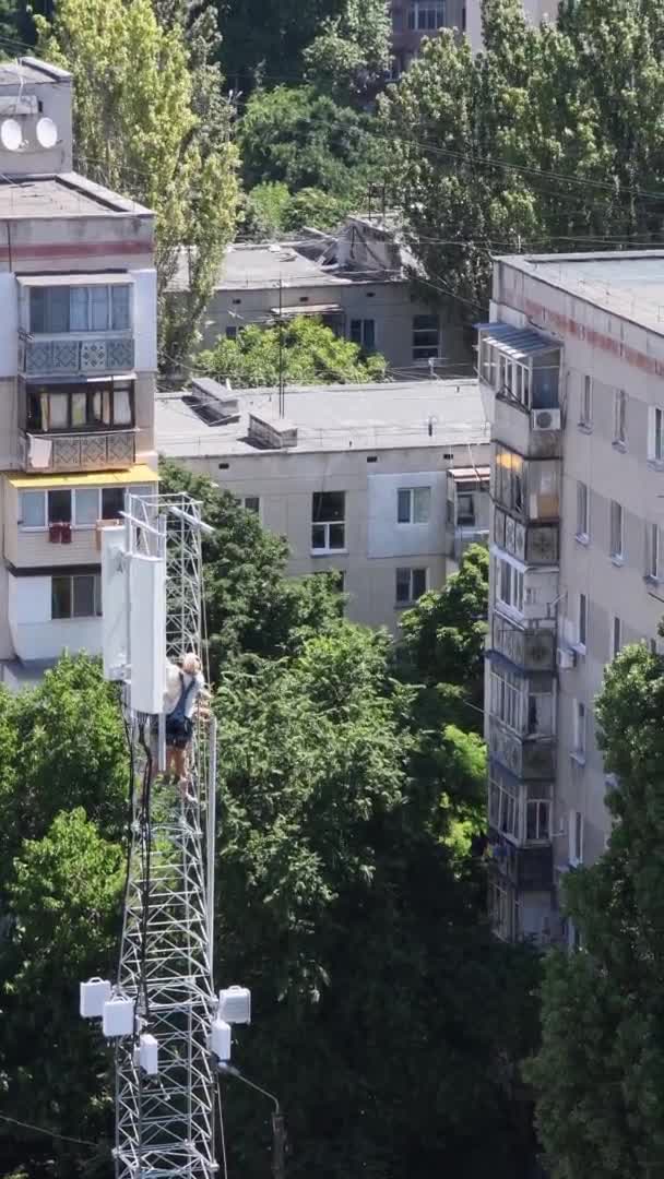 I lavoratori edili della torre di comunicazione installano l'antenna sulla parte superiore della struttura — Video Stock