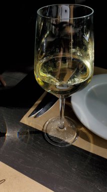 Zarif bardakta beyaz şarap. Yakın plan.