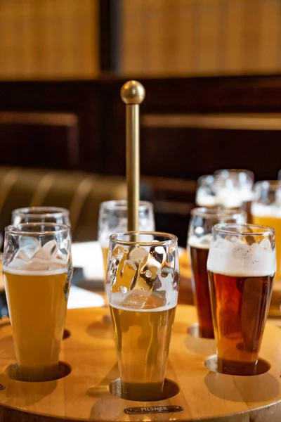 Elegante Gläser mit verschiedenen Craft-Bier-Sorten im Degustationsset — Stockfoto