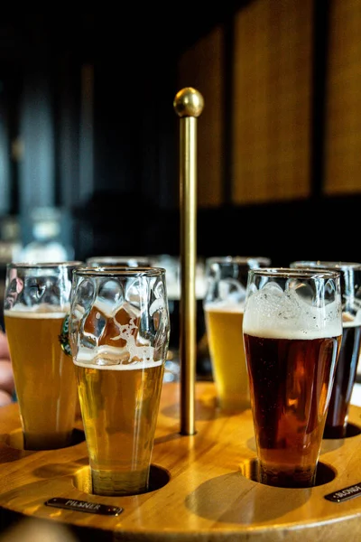 Elegante Gläser mit verschiedenen Craft-Bier-Sorten im Degustationsset — Stockfoto