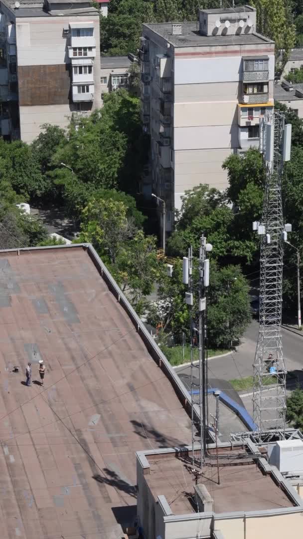 Costruttori di costruzioni installare antenne e cavi di posa sul tetto — Video Stock