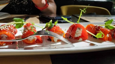 Akdeniz yemek mezesi fırında çan biberi ve peynirden yapılır.