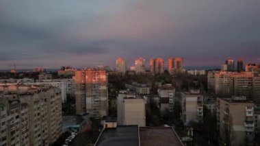 Gün batımında mavi gökyüzünde gri mor bulutlar...