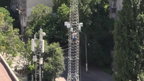 Lucrător în construcții montane coboară din vârful turnului de comunicații — Videoclip de stoc