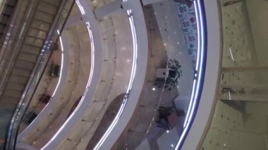 Boş alışveriş merkezinde yürüyen merdiven.