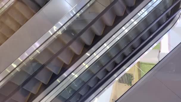 Mozgó mozgólépcsők az üzleti vállalati épületben — Stock videók