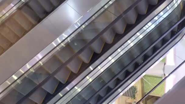 Descendre l'escalier roulant dans un centre commercial vide — Video