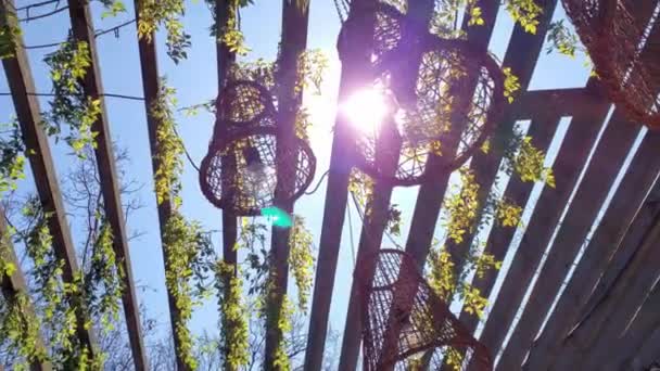 나무 천장에 달려 있는 받침 모양의 위켓 모양의 가로등 차양 — 비디오