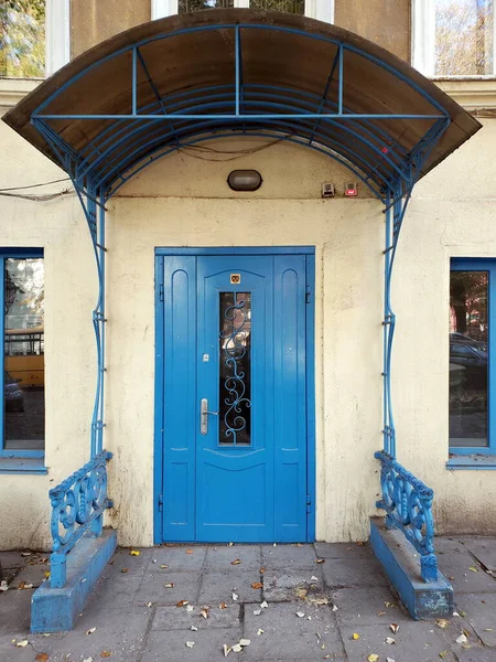 Porta azul antiga no alpendre retro do edifício velho — Fotografia de Stock