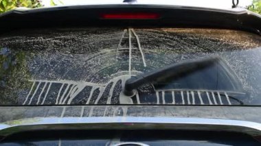 Arka silecek, off road sürüşünden sonra arabanın arka camındaki toz ve kiri temizler.