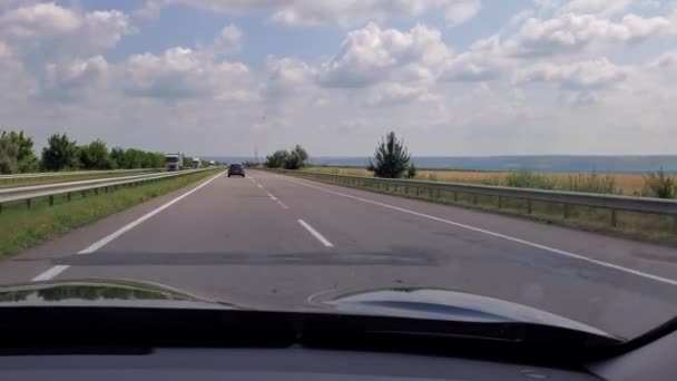 Autoverkehr auf schlechter Straße mit Schächten im Asphalt — Stockvideo