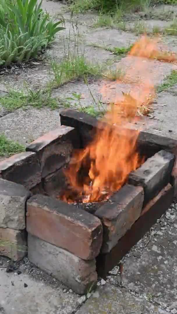 Lagerfeuer lodert in gemauertem Kamin im Freien auf dem Land — Stockvideo
