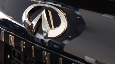 Arabanın bagajında Infiniti QX50 logosu