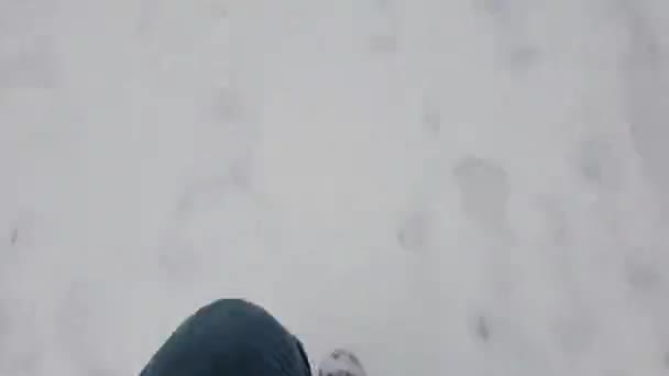 POV nohy krok za krokem bílý sníh čas vypršel — Stock video