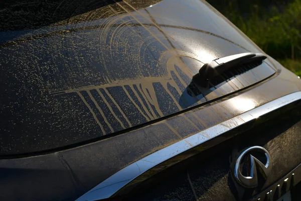 Luce solare brillante sul lato posteriore sporco della macchina nera Infiniti QX50 dopo la guida fuoristrada — Foto Stock