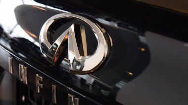 Arabanın bagajında Infiniti QX50 logosu