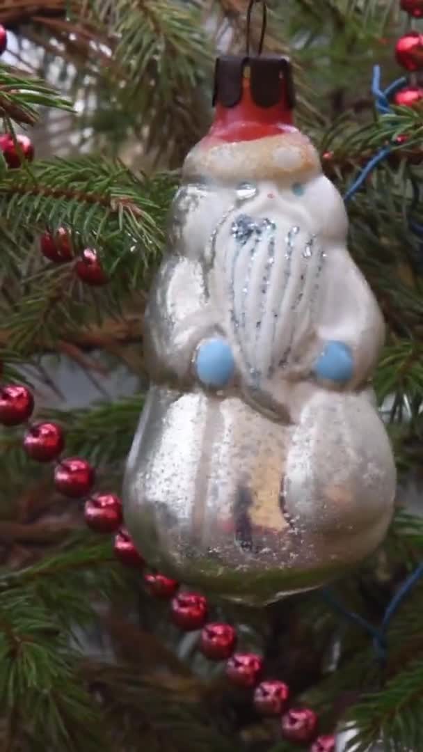 바람에 흔들리는 콩퍼 나뭇가지에 걸려 있는 고풍 스러운 크리스마스 장식 — 비디오