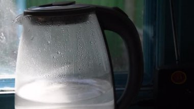 Üst ve su ısıtıcısının içinde buhar damlaları var.