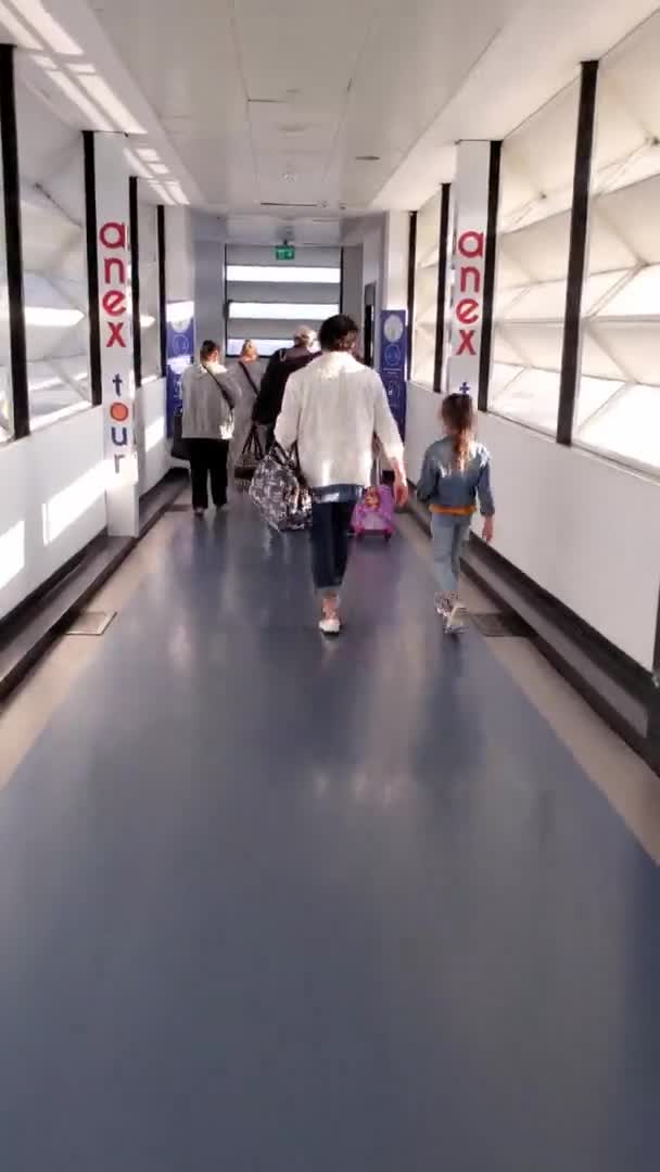Turistas caminhando dentro da ponte de jato conectado ao avião no aeroporto de Antalya Turquia — Vídeo de Stock