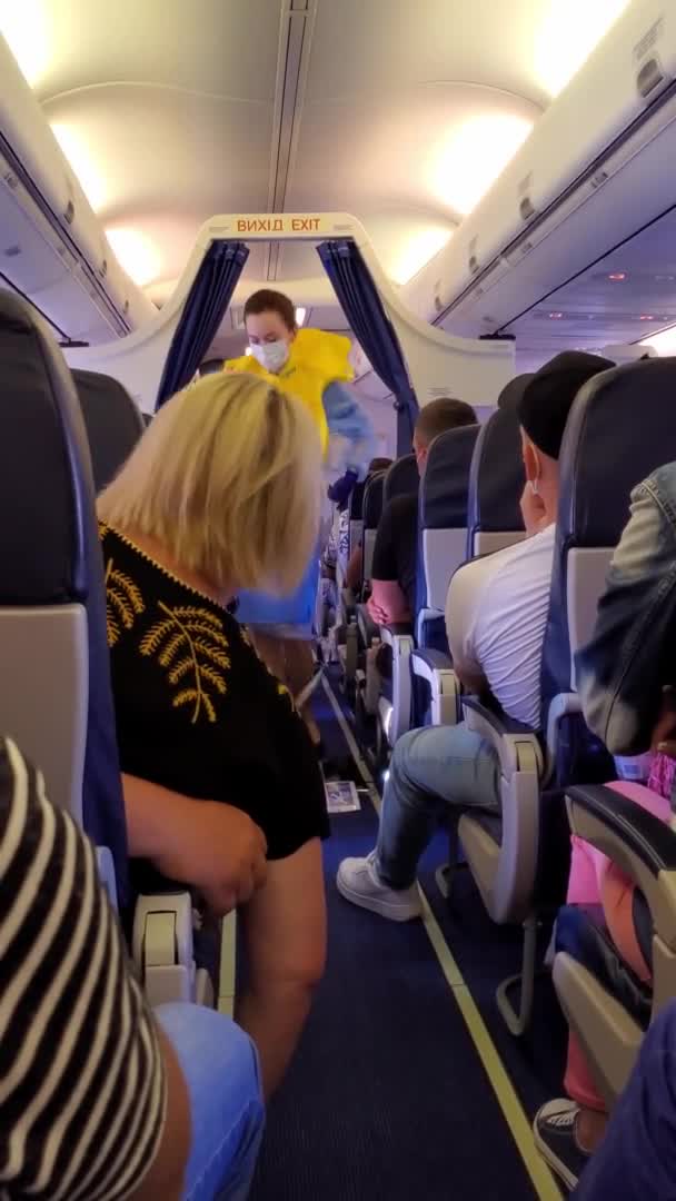 Flygvärdinna visar passagerarna hur man använder uppblåsbar flytväst vid nödlandning — Stockvideo