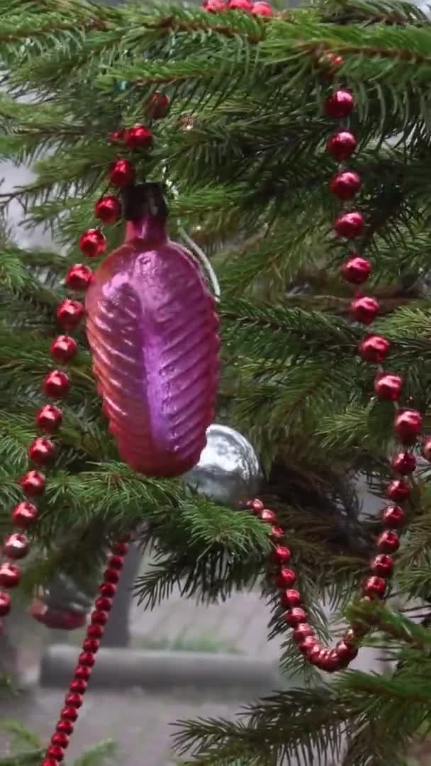 Vintage-Glaskugel und roter Perlenkranz wiegen sich am Weihnachtsbaum — Stockvideo