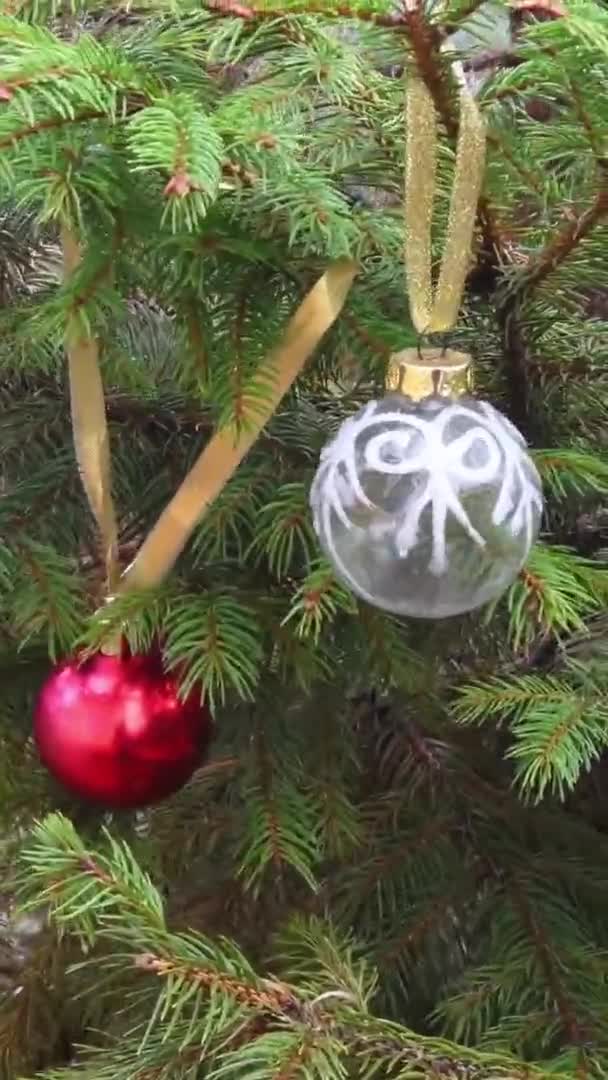 Vintage bolas de Navidad bolas de balanceo en el árbol de Navidad — Vídeo de stock
