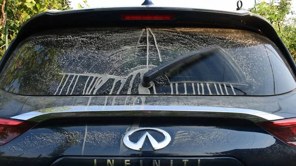 Dusty sporca auto lunotto posteriore di Infiniti QX50 dopo la guida fuoristrada — Foto Stock