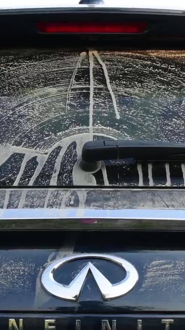 Essuie-glace arrière élimine la poussière et la saleté de la vitre arrière de la voiture après la conduite hors route — Video