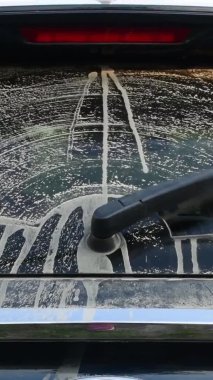 Arka silecek, off road sürüşünden sonra arabanın arka camındaki toz ve kiri temizler.