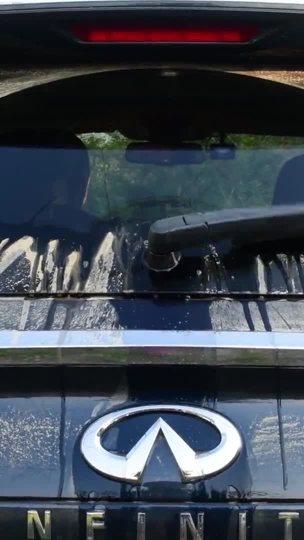 Limpiaparabrisas trasero elimina el polvo y la suciedad de la ventana trasera del coche después de conducir fuera de carretera — Vídeo de stock