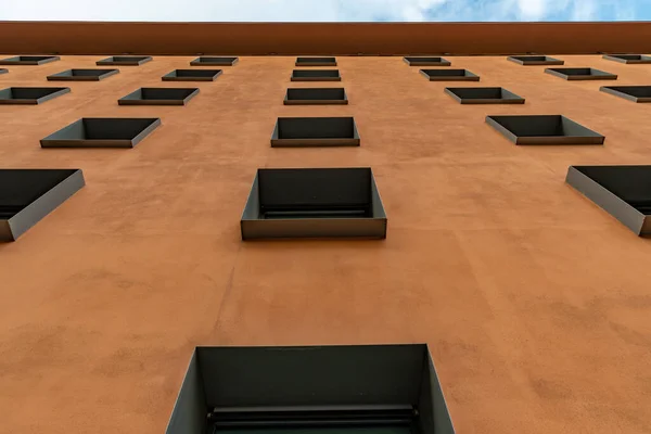 Struktur perkotaan geometris dari dinding coklat dan deretan jendela dalam perspektif dimensi — Stok Foto