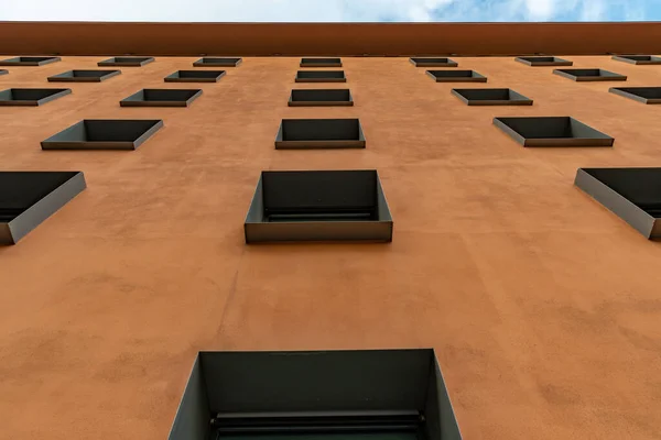 Geometric urban structure of brown wall and rows of windows in dimensional perspective — Stock Photo, Image