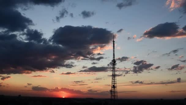 Yüzen mor bulutlar ve 4G iletişim kulesi ile zaman hızlandırılmış dramatik gökyüzü — Stok video