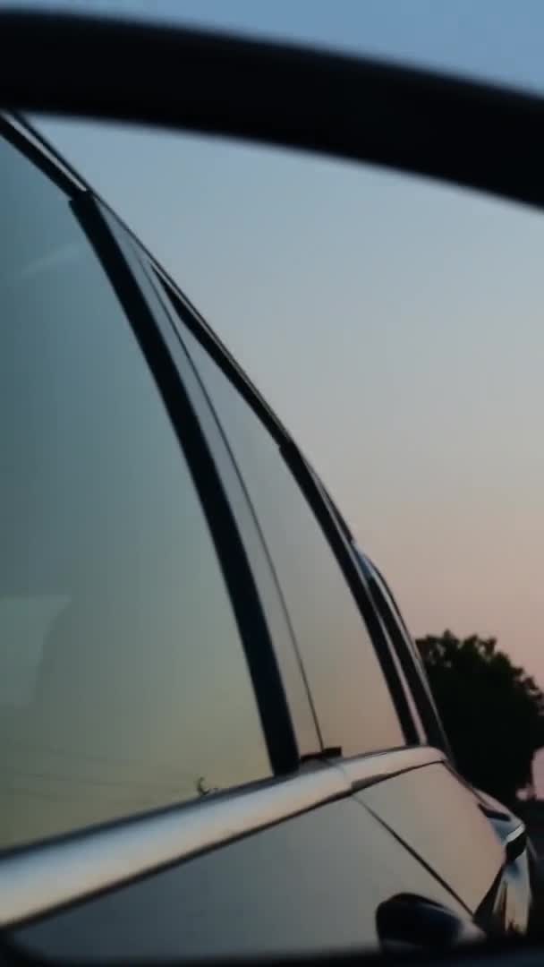 Reflejo lateral del coche espejo de conducción en el atardecer — Vídeos de Stock