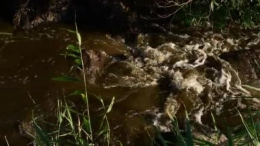 Mudge Nehri 'nin çamurlu suyu granit kayalar arasında akarken sel felaketi