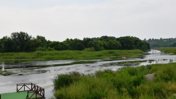 Рафтинг на плотах в речном ландшафте Национального парка "Южная Буг Гвардия" Украина — стоковое видео