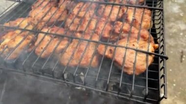 Kızarmış çiğ biftek. Barbekü dumanı ve alevler, ateşte ızgara et..