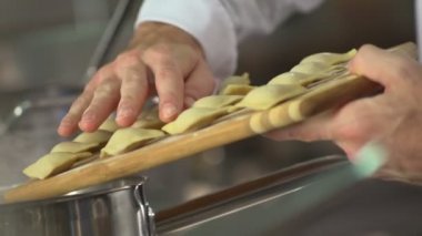 Kaynar suda raviolis atmak