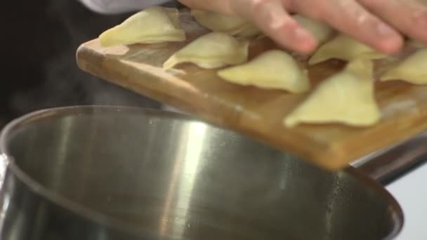 Kasta raviolis i kokande vatten — Stockvideo