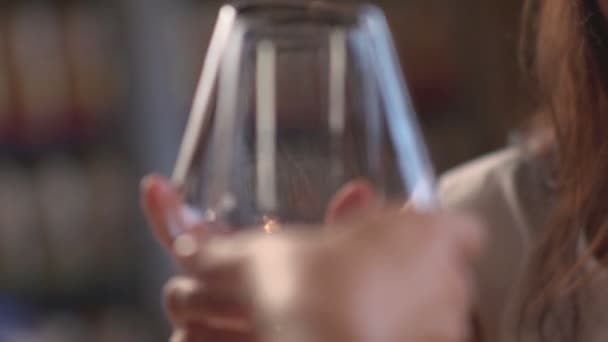 Meninas clink copos com vinho tinto — Vídeo de Stock