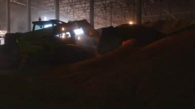Tahıl depolama biriminde çalışan traktör