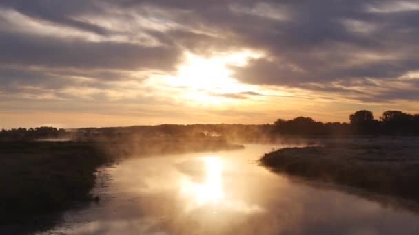 Mattina nebbia sul fiume — Video Stock