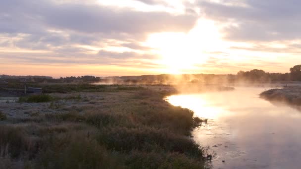 Niebla de la mañana sobre el río — Vídeo de stock