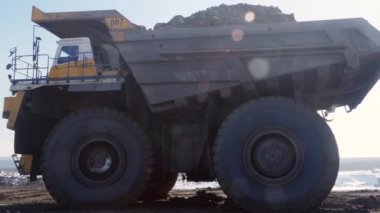 Araştırma damperli kamyon toprak taşır